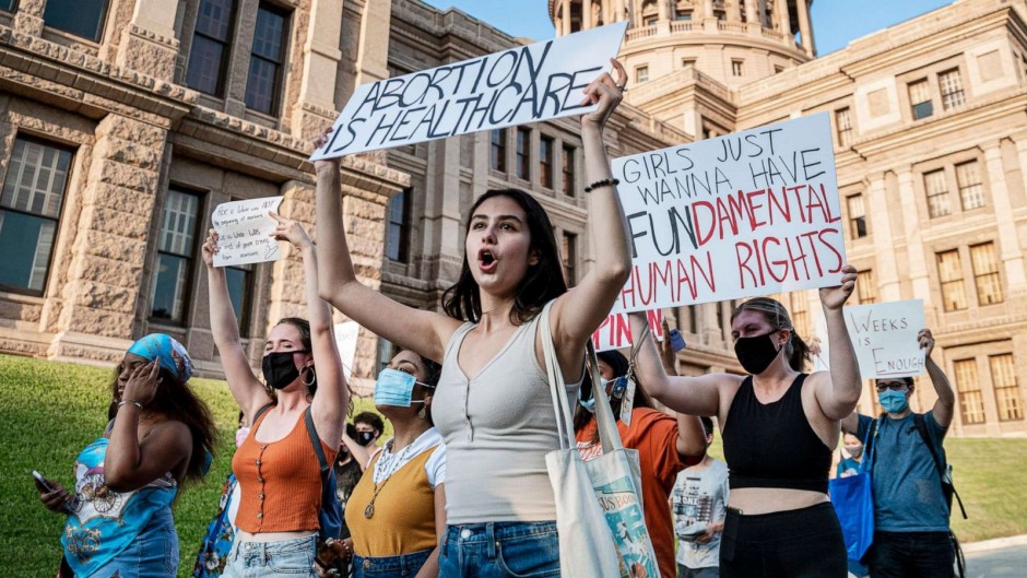 Imagen de mujer sosteniendo un cartel